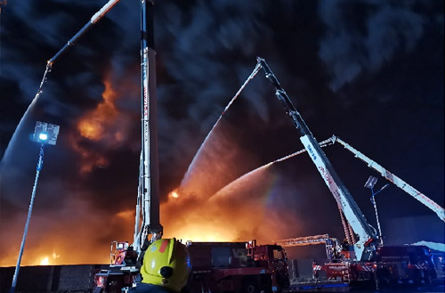 J9集团数十辆举高喷射消防车接济河北沧州南大港产业园区火警