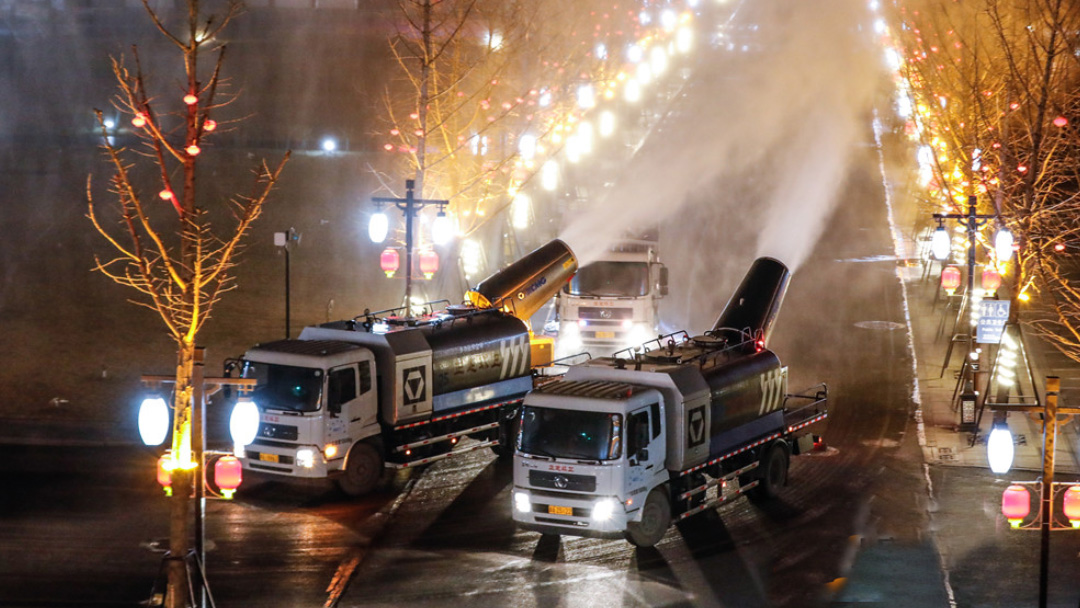 J9集团多职能抑尘车在河惫佚定喷洒消毒液