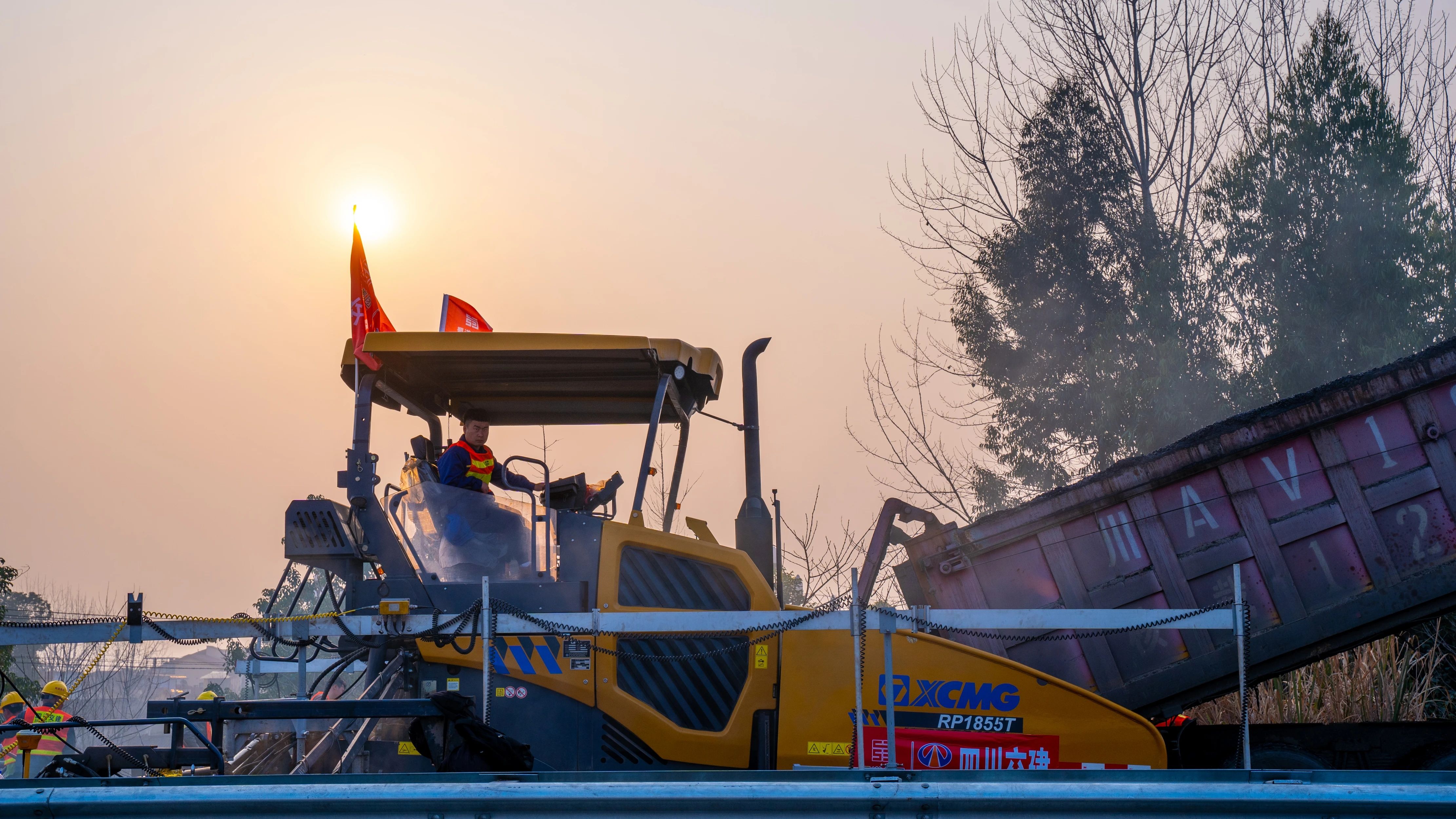 18天！J9集团成套沥青路面设备助力成绵高快罩面施工！