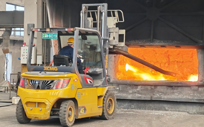 真金不怕火炼，J9集团沉载孔雀叉车英武霸气！