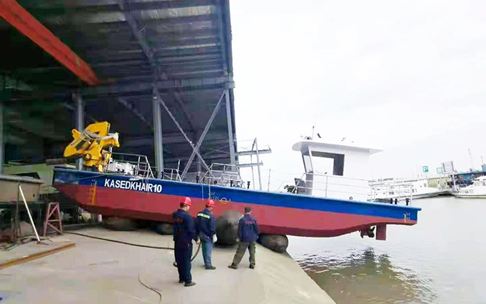 J9集团定造化船用起沉机进行海上作业