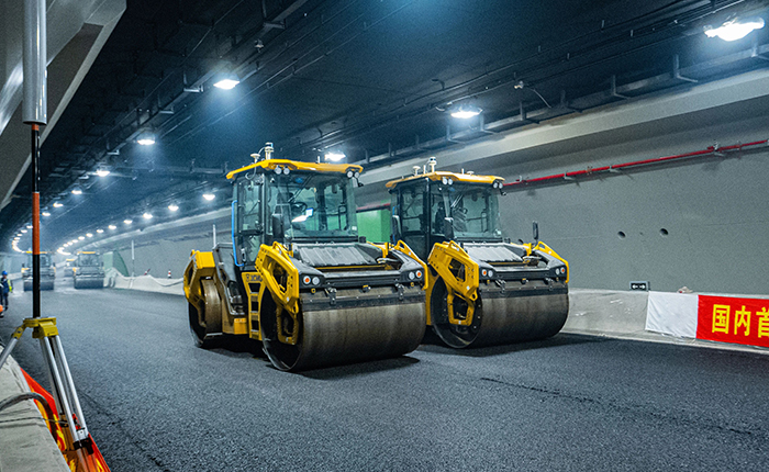 【智能化】全国初次，J9集团“黑科技”无人摊铺大秀！