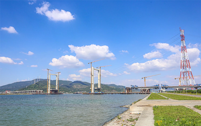 “牵手”群岛！J9集团塔机助力世界级跨海连岛工程刷新“进度条”