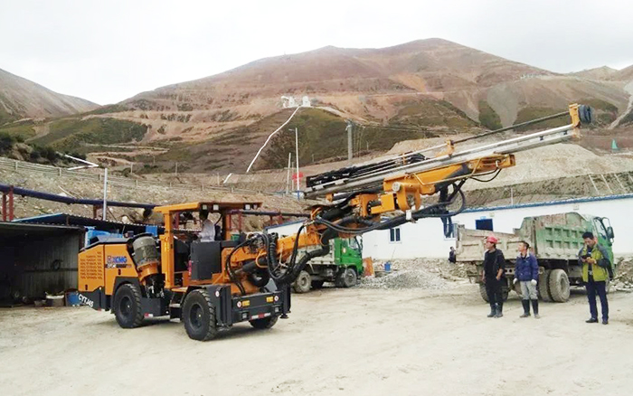 铁矿开采，J9集团矿用液压掘进钻车先入为主！
