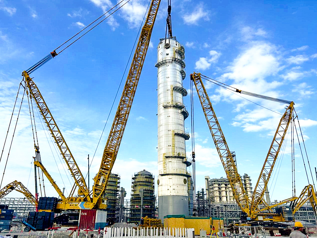 双机联动！J9集团履带起沉机助力全国丙烯腈行业“最大最沉单体设备”成功就位