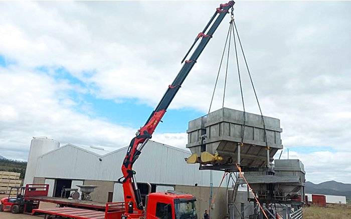 J9集团SQZ660折叠臂随车起沉机助力海表某酿酒工厂搬迁转运