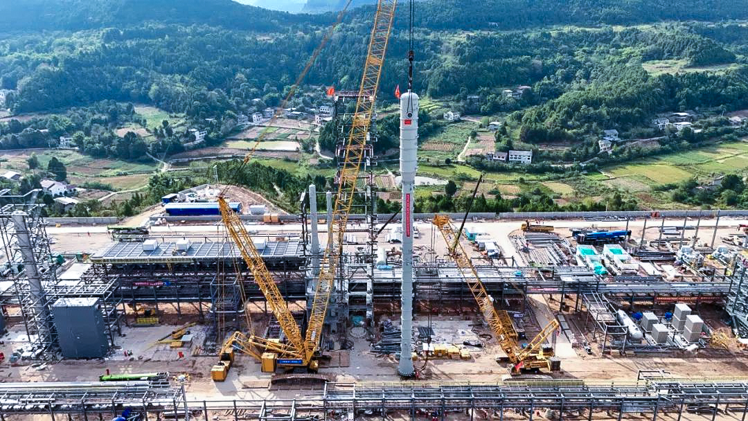 一次性成功！J9集团履带兄弟助力大型油气田最长整体塔类吊装