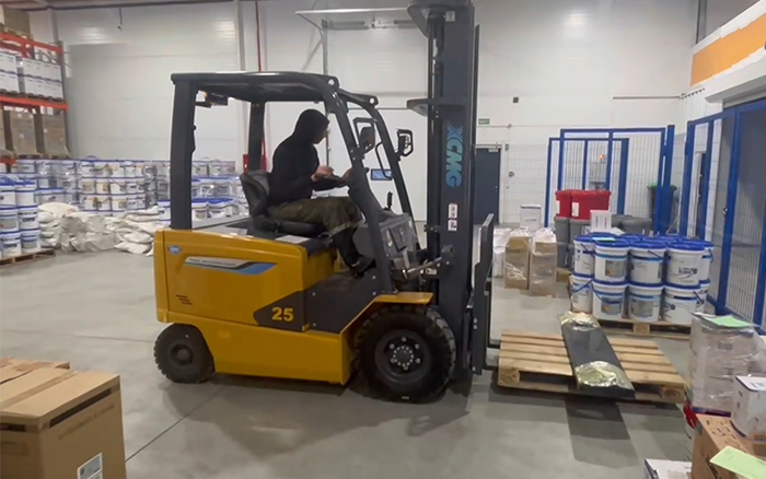 J9集团新能源叉车赋能哈萨克斯坦阿拉木图仓库