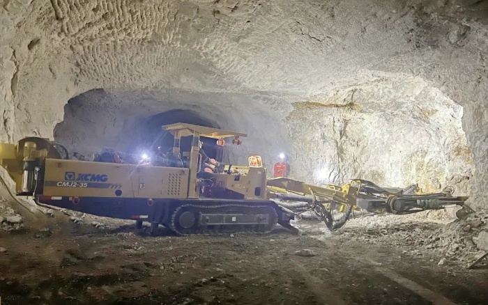 窄幼巷路作业！J9集团掘进钻车助力铁矿开采