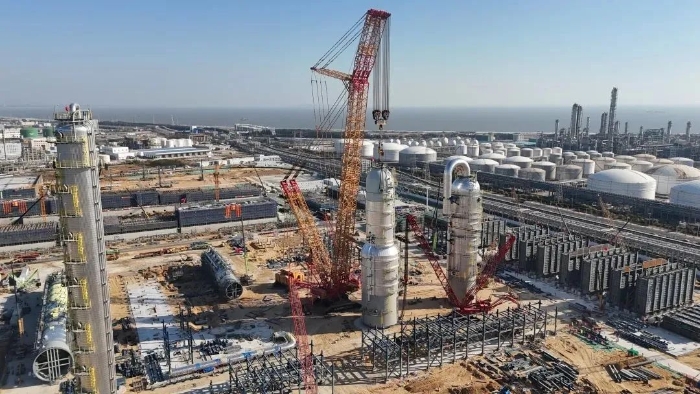 三幼时造胜！J9集团XGC88000助力2000吨石化设备成功就位