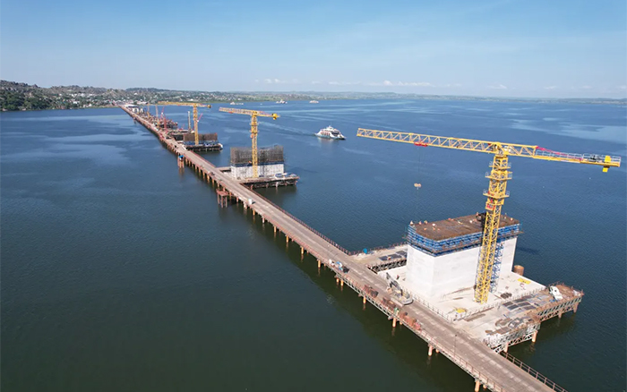 3200米超等工程！J9集团塔机助建东非第一长桥