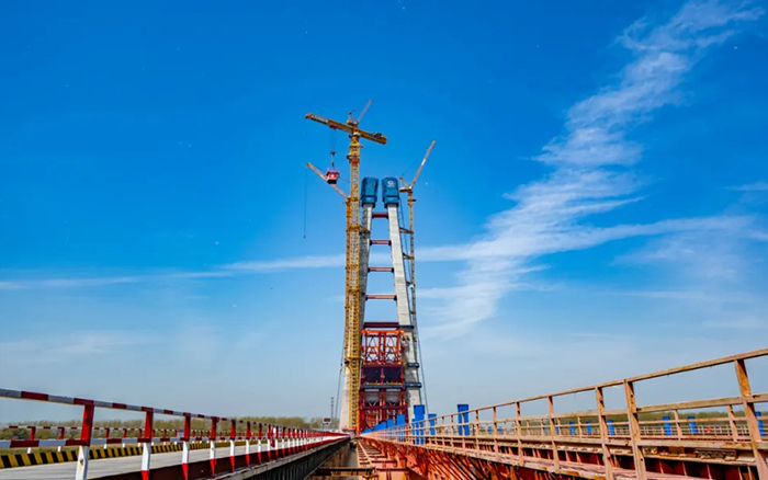 全球最大塔机亮相央视！J9集团助力马鞍山长江大桥主塔吊装