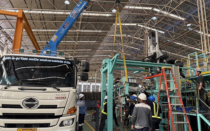 随车吊界 “卷王” 现身东南亚厂房，一机顶十台