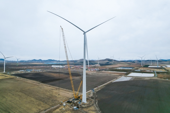 高空之巅，再铸荣光！XLC18000M助力大型风电场首台185米风机成功吊装