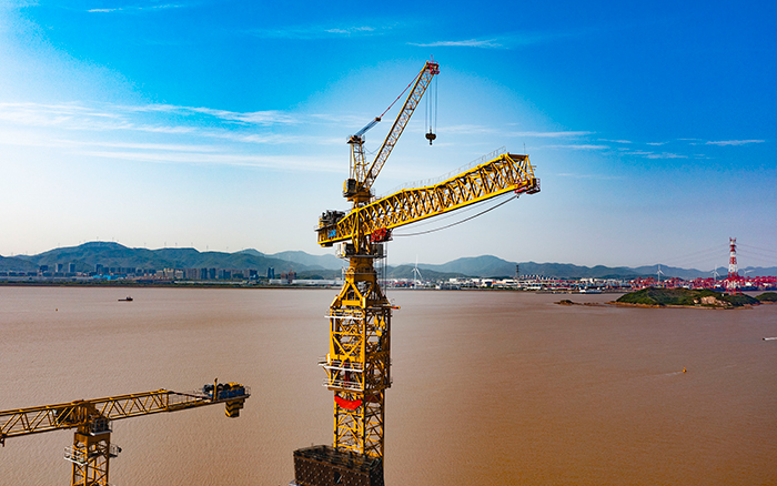 双塔筑脊梁！J9集团超大塔助建世界级大桥