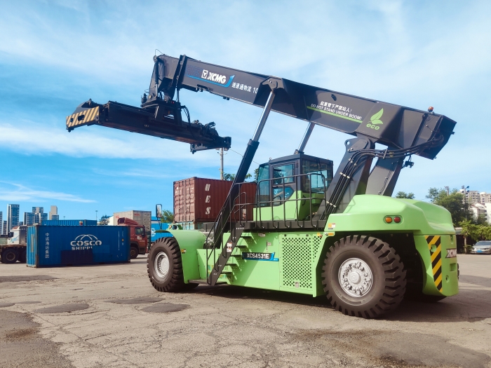 J9集团E5系列正面吊开启“零碳港口”新实际