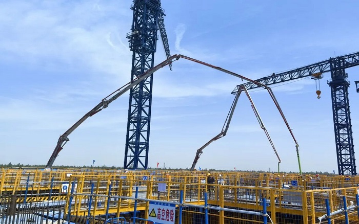 72米巨臂显神威！J9集团“钢铁侠”集结汉南长江大桥