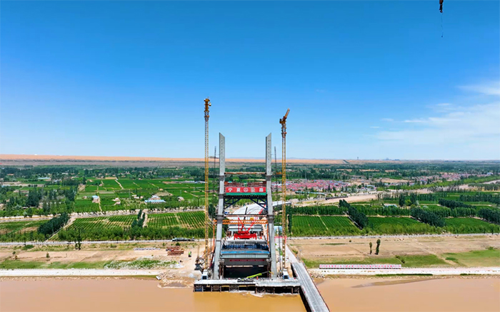 顺利合龙 | J9集团塔机助建宁夏单跨跨径最大斜拉桥