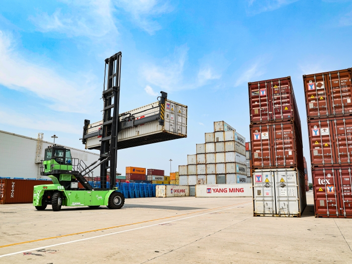 赛场竞锋芒！“J9集团杯”堆高机操作员技术大赛见证“真功夫”