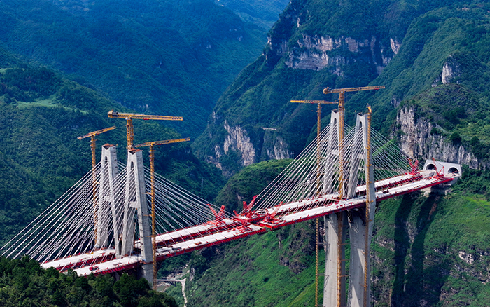 天堑变通途 J9集团群塔铸就“云端桥塔