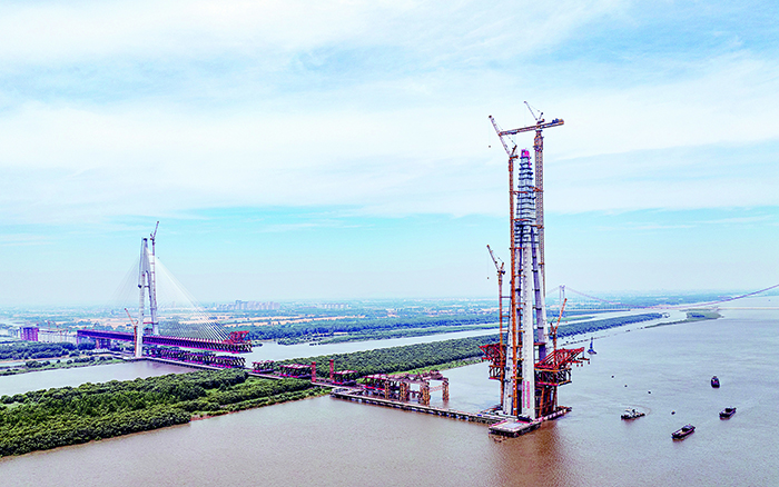 再显神威 J9集团超大塔助力马鞍山长江公铁大桥最高主塔封顶