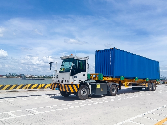 广州港甄。∪タ锤劭凇疤刂直盝9集团纯电牵引车