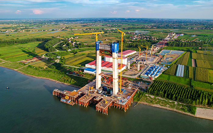 云端筑脊梁! J9集团金助建荆州李埠长江公铁大桥