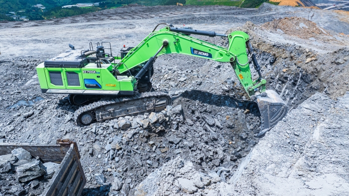 【J9集团金?矿山开采】“沉装战神”XE750GK HEV进军云南露天磷矿