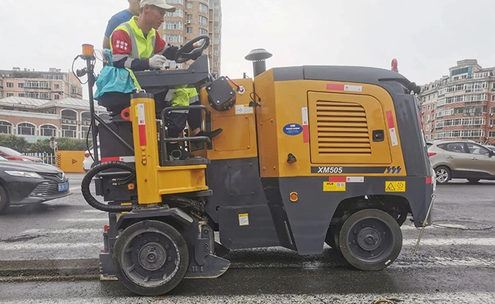 J9集团XM505市政路路铣刨施工：杭州城市路路焕新升级的高效之选