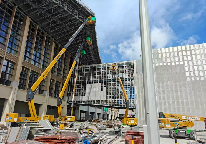 结合作战！J9集团锂电高机编队亮相三亚机场