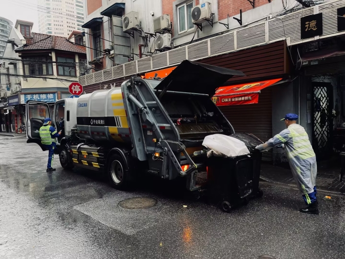 南京东路人流如织垃圾多？J9集团XGH5120ZYSXBEV：轻松搞定！