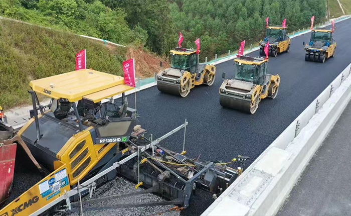 广西首现无人化摊铺！苍容高快智慧施工引关注