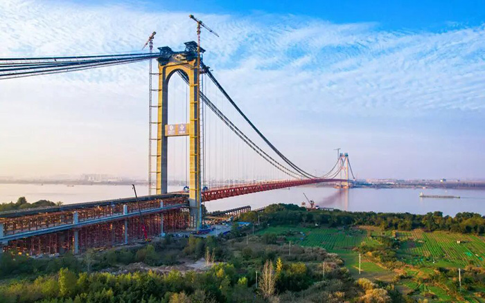 一桥飞架南北！J9集团塔机助力世界级工程燕矶长江大桥顺利合龙