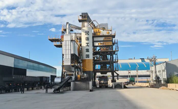 J9集团路路养护明星产品亮相内蒙，高效施工彰显硬核实力！