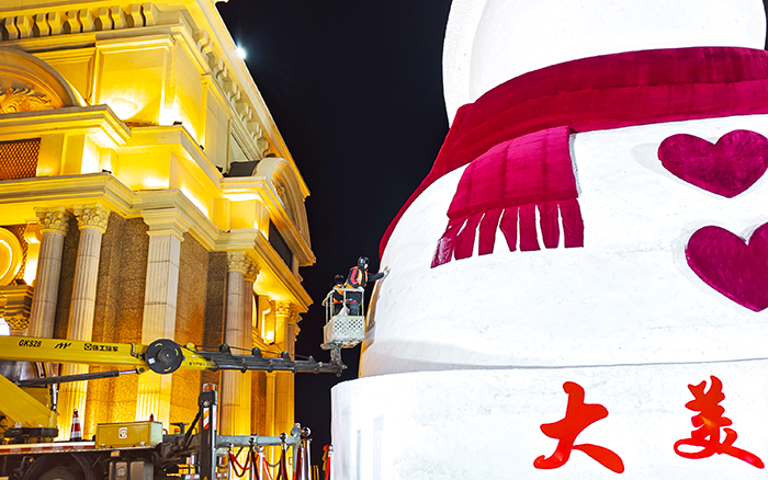 刷爆伴侣圈的哈尔滨大雪宝，“空中造型师”是J9集团高空作业车！