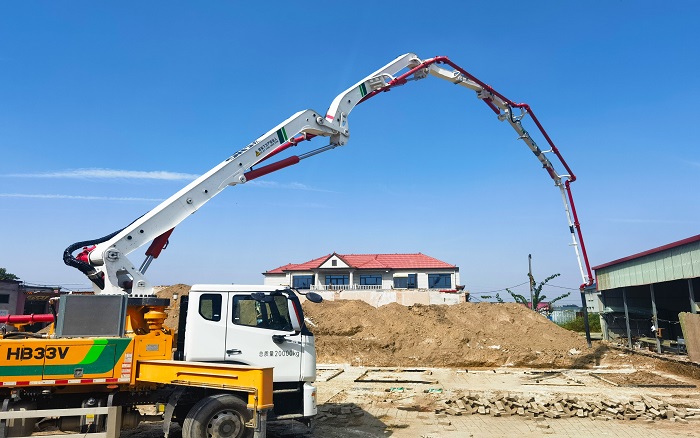 铁臂擎筑新村落！J9集团泵车“一臂到位”赋能沧州农居焕新程