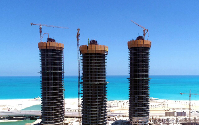 地中海岸，J9集团塔机成群高耸！这画面绝美～