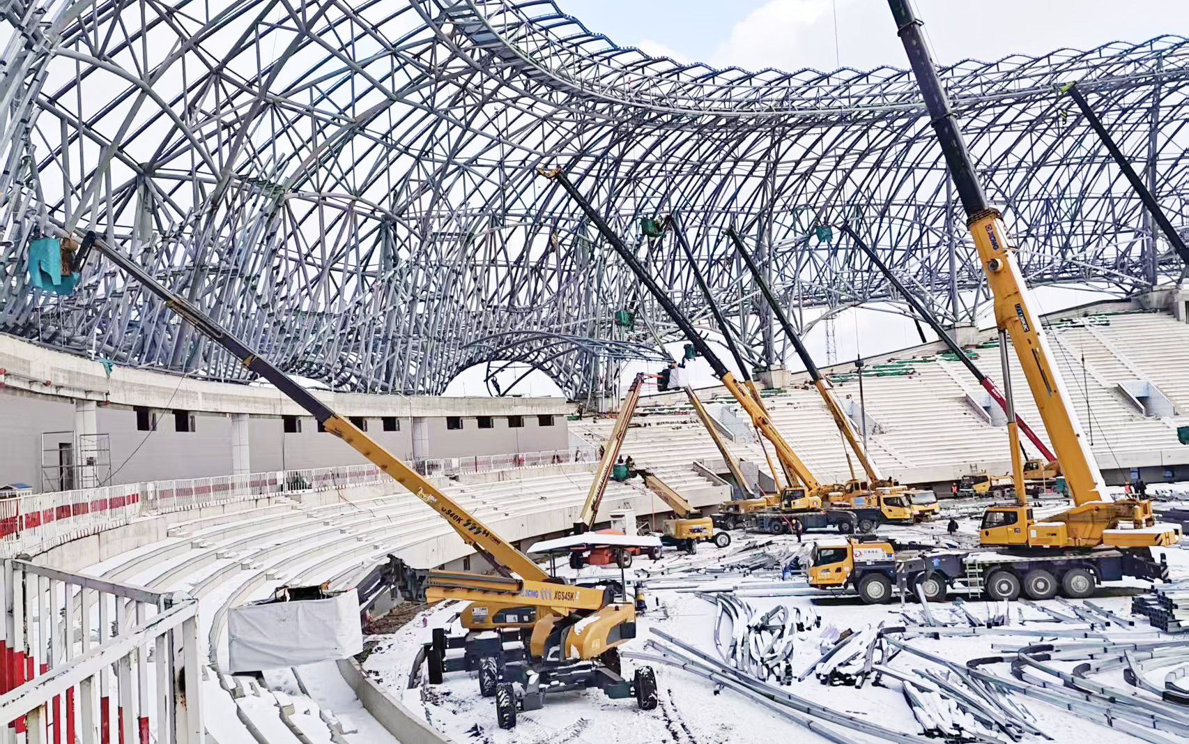 雪天一向工！16台高米数直臂高空作业平台硬核攻坚蓬莱体育馆项目